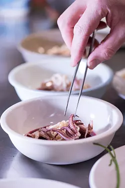 Mit der Pinzette gelingt das Anrichten von filigranen Dingen viel punktgenauer als mit der Hand. - &copy; Franziska Gabbert/dpa-tmn