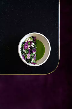 Die Deko auf eine Seite beschr&auml;nken sorgt f&uuml;r Wow-Effekt und entspricht der Asymmetrie-Regel von Rosina Ostler aus dem Alois. - &copy; Annette Sandner/Alois/dpa-tmn