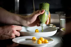 Mit einer Spritzflasche lassen sich Akzente auf dem Teller setzen. - &copy; Franziska Gabbert/dpa-tmn