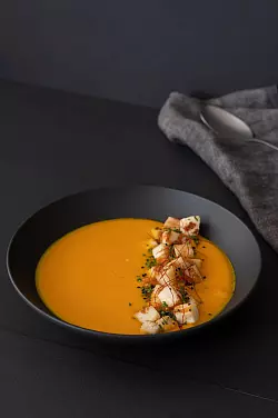 Eint&ouml;pfe oder Suppen lassen sich aufpeppen, indem man Cro&ucirc;tons oder Fetaw&uuml;rfel als Stra&szlig;e in die Suppe legt. - &copy; Florian Bolk/Christian Verlag/dpa-tmn