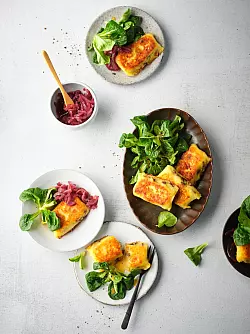 Eine gezielt eingesetzte Unaufger&auml;umtheit wie bei diesen Maultaschen unterst&uuml;tzt laut Foodstylistin Agnes Prus einen nat&uuml;rlichen Eindruck. - &copy; Manuela R&uuml;ther/dpa-tmn