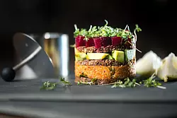 Kleingew&uuml;rfelte Zutaten wie Couscous oder Avocado fallen gerne auseinander: Mit einem Speisering aus Metall werden sie in Form gebracht. - &copy; Franziska Gabbert/dpa-tmn