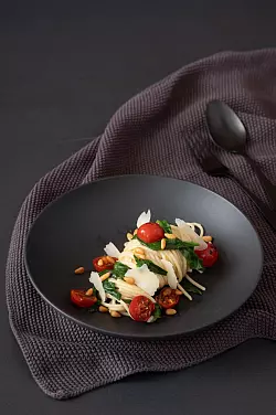 Auch ein Pastateller sieht sch&ouml;ner aus, wenn man Spaghetti mit einer Zange in einer Suppenkeller aufdreht und die Zutaten darauf anrichtet, statt sie zu vermengen. - &copy; Florian Bolk/Christian Verlag/dpa-tmn