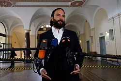 Blocks Verteidiger Ingo Bott gibt am Rande des Prozesses ein Statement ab. - &copy; Georg Wendt/dpa