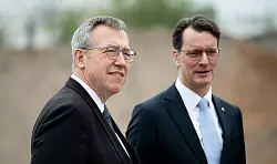 Amprion-Chef Christoph Müller (l) und NRW-Ministerpräsident Hendrik Wüst (CDU) stehen beim Spatenstich für die Stromtrasse A-Nord zusammen. - © Fabian Strauch/dpa