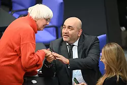 Die ehemalige Kulturstaatsministerin, Claudia Roth (Grüne), war früher einmal Bundestagsvizepräsidentin. Dass sie dieses Amt erneut anstrebt, kam für manche überraschend, während der ehemalige Grünen-Vorsitzende, Omid Nouripour, sein Interesse an einer Kandidatur für den Posten relativ früh geäußert hatte. (Archivfoto) - © Sabina Crisan/dpa