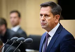 Olaf Lies setzt sich für günstigen Strom und steuerliche Vorteile beim E-Auto-Kauf ein. (Archivbild) - © Bernd von Jutrczenka/dpa