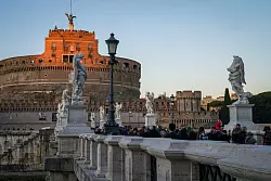 Vorher eingeh&uuml;llt in Planen und hinter Absperrungen. - &copy; Andrew Medichini/AP/dpa