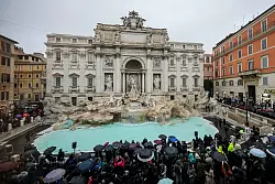 Der Trevi-Brunnen erstrahlt in neuem Glanz. - &copy; Andrew Medichini/AP/dpa