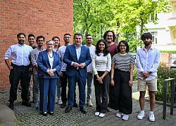 Arbeitsminister Heil posiert an der Freien Universit&auml;t Berlin mit indischen Studierenden. - &copy; Soeren Stache/dpa