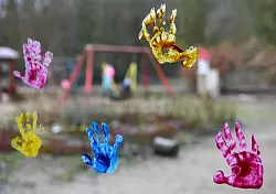 Laut Bertelsmann Stiftung sollte der Fachkr&auml;fte-Anteil in Kitas nicht dauerhaft gesenkt werden. (Archivbild) - &copy; Carsten Rehder/dpa