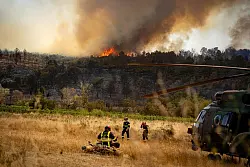 In nur wenigen Stunden hatte sich der Brand enorm ausgebreitet. (Archivbild) - © Uncredited/Securite Civile via AP/dpa