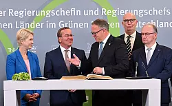 Bundesverteidigungsminister Boris Pistorius nahm auf Schloss Ettersburg an Beratungen der ostdeutschen Ministerpr&auml;sidenten teil. Es ging um die Verteidigungsf&auml;higkeit. - &copy; Martin Schutt/dpa