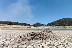 Der Fanaco-See in Sizilien hat einen extrem niedrigen Wasserstand nach einem sehr trockenen Winter. - © Andrew Medichini/AP/dpa