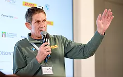 Bei der Saisoneröffnung in Ismaning gibt BSD-Vorstandschef Thomas Schwab auch das Olympia-Ziel aus. (Archivbild) - © Bernd Thissen/dpa