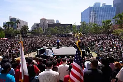 Der 83-j&auml;hrige Sanders und die 35-j&auml;hrige Ocasio-Cortez sind vor allem bei jungen Menschen beliebt. - &copy; Jae C. Hong/AP/dpa