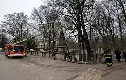 Ein Kran war im Einsatz. - &copy; Peter Kneffel/dpa