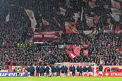 Mainzer Spieler lassen sich von der Fankurve f&uuml;r das 2:0 feiern - &copy; Torsten Silz/dpa