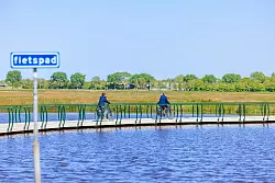 Abwechslungsreich sind die Touren auf Texel - auch, was manche Radwegabschnitte betrifft. - © Iris Borst/VVV Texel/dpa-tmn