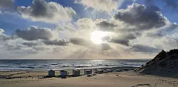 Es gibt viele Arten von Unterkünften - darunter Strandhütten. - © Karin Willen/dpa-tmn