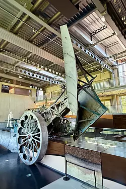 Prachtstück im Emsland Moormuseum: «Mammut» wiegt so viel wie 30 Elefanten und ist der größte Pflug der Welt. - © Wolfgang Stelljes/dpa-tmn