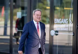 Der ehemalige Unions-Kanzlerkandidat Armin Laschet (CDU) ging der Bundespolizei bei einer Kontrolle an der belgischen Grenze ins Netz. (Archivbild) - © Thomas Banneyer/dpa