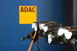 Leuchteigenschaften und Akkulaufzeiten: Der ADAC hat insgesamt elf Frontscheinwerfer und zehn Beleuchtungssets getestet. - © ADAC/Abgedreht/dpa-tmn