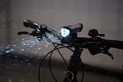 Auch (simulierten) Regenschauern wurden die Fahrradleuchten ausgesetzt. - © ADAC/Abgedreht/dpa-tmn