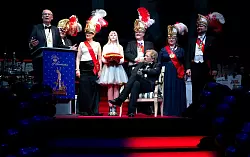 Während Jauch sich bedankte, nahm Gottschalk auf dem Ordensträger-Sessel Platz. Er selbst hat ihn 2001 bekommen. - © Sven Hoppe/dpa