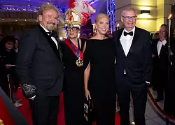 Ganz rechts der Preisträger, ganz links sein Freund und Laudator. - © Sven Hoppe/dpa