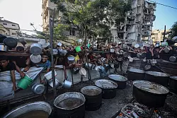 Erneut sollen zahlreiche Menschen beim Warten auf Hilfsgütern getötet worden sein. - © Omar Ashtawy/APA Images via ZUMA Press Wire/dpa