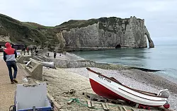 Die Kreidefelsen von &Eacute;tretat locken j&auml;hrlich knapp 1,5 Millionen Besucher an. (Archivbild) - &copy; Michael Evers/dpa