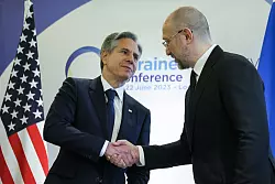 US-Au&szlig;enminister Antony Blinken (l) und der ukrainische Ministerpr&auml;sident Denys Schmyhal bei der Internationalen Konferenz zum Wiederaufbau der Ukraine in London. - &copy; Leah Millis/Pool Reuters/AP/dpa