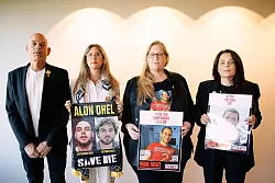 Die Angeh&ouml;rigen der Hamas-Geiseln werben seit zwei Jahren um Unterst&uuml;tzung, auch in Deutschland. - &copy; Carsten Koall/dpa
