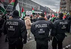 Berliner Polizisten begleiten eine propalästinensische Demonstration am Hermannplatz in Berlin Neukölln. - © Michael Kappeler/dpa