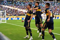 Battaglia jubelte über das 2:0, als es noch nach einem klaren Sieg für die Boca Juniors aussah. - © Rebecca Blackwell/AP/dpa