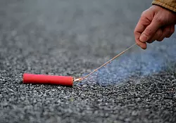 Verbrennungen, Hand- und Augenverletzungen: All das sind typische Notf&auml;lle rund um den Jahreswechsel. - &copy; Britta Pedersen/dpa/dpa-tmn