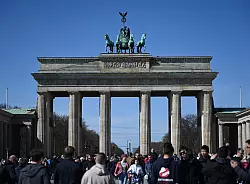Das Brandenburger Tor gehört zu den Sehenswürdigkeiten der deutschen Hauptstadt. (Archivbild) - © Jonathan Penschek/dpa