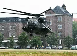 F&uuml;nf mutma&szlig;liche Kriegsverbrecher wurden zum Bundesgerichtshof nach Karlsruhe gebracht. - &copy; Uli Deck/dpa