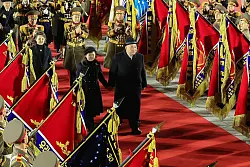 Kim Jong Un mit seiner Tochter w&auml;hrend einer Milit&auml;rparade anl&auml;sslich des 75. Jahrestages der Gr&uuml;ndung der Koreanischen Volksarmee auf dem Kim-Il-Sung-Platz. - &copy; Uncredited/KCNA/KNS/dpa