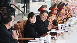 Kim Jong Un und seine Tochter an einem ungenannten Ort in Nordkorea, die laut Angaben Sportspiele der Mitarbeiter des Kabinetts und des Verteidigungsministeriums verfolgen. - &copy; -/kcna/dpa