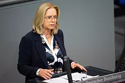 Andrea Lindholz (CSU) kann sich nicht vorstellen, dass es mit den Fraktionen von SPD und Grünen noch vor der Neuwahl eine Einigung über ein Gewaltschutzgesetz gibt. (Archivbild) - © Christophe Gateau/dpa