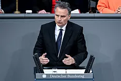 Günter Krings (CDU) sagt, die Flucht ins Frauenhaus dürfe nicht als Normalfall bei Gewalt in der Familie angesehen werden. (Archivbild) - © Britta Pedersen/dpa