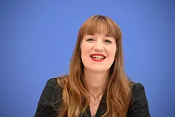 Bei der Linkspartei ist die Stimmung gut. Heidi Reichinnek, Spitzenkandidatin und Co-Vorsitzende der Bundestagsgruppe, hat mit ihren Videos in sozialen Medien im Wahlkampf viele junge Wählerinnen und Wähler angesprochen. - © Sören Stache/dpa