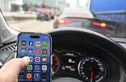 Ein kurzer Blick aufs Handy kann reichen, um alles andere zu &uuml;bersehen. Am besten Handy komplett au&szlig;er Sicht und Reichweite. - &copy; Bernd Wei&szlig;brod/dpa/dpa-tmn