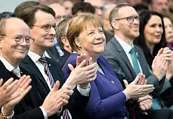 Für NRW-Ministerpräsident Hendrik Wüst (CDU) war Ex-Kanzlerin Angela Merkel ein internationaler Stabilitätsanker in der ersten Amtszeit von US-Präsident Donald Trump. - © Roberto Pfeil/dpa