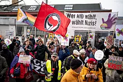 Vor der AfD-Bundesgeschäftsstelle im Norden Berlins demonstrieren etwa 200 Menschen lautstark gegen die - © Fabian Sommer/dpa