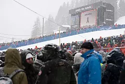 Kurz nach der Trag&ouml;die gibt es bei Ski-Rennen in der Schweiz - wie hier in Adelboden - Schweigeminuten f&uuml;r die Opfer. (Archivbild) - &copy; Jean-Christophe Bott/KEYSTONE/dpa