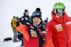 Der Schweizer Abfahrtstrainer Reto Nydegger (links) mit Weltmeister Franjo von Allmen. (Archivbild) - &copy; Jean-Christophe Bott/KEYSTONE/dpa