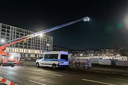 Nach dem Angriff am Freitagabend sucht die Polizei den Tatort ab. - © Carsten Koall/dpa